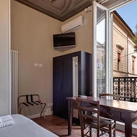 Tribunale 4 Luxury - Bedinbolognacentro Palace H Πανσιόν